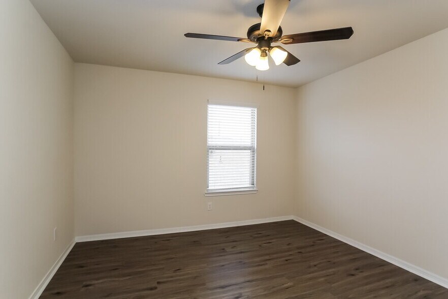 Building Photo - 9222 Chloe Dr