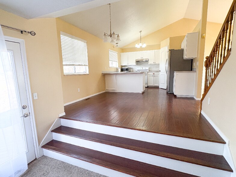 Building Photo - 1075 E Pheasant View Dr