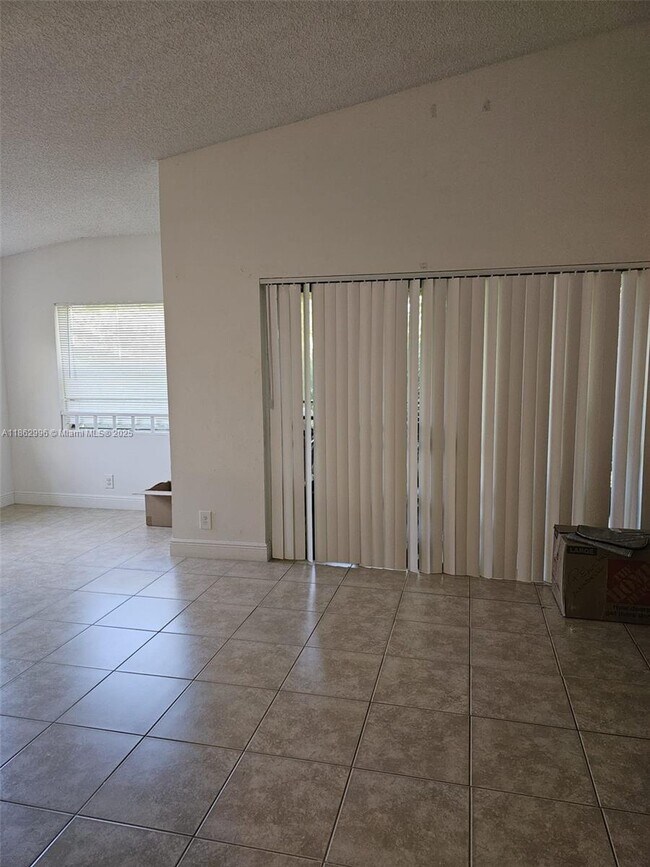 Building Photo - 9999 Summerbreeze Dr