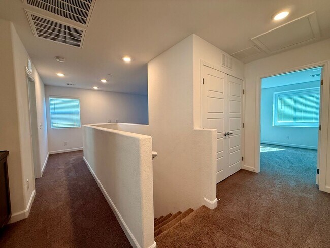 Building Photo - 3 BED 2.5 BATH 2 CAR GARAGE TOWNHOUSE w/ P...
