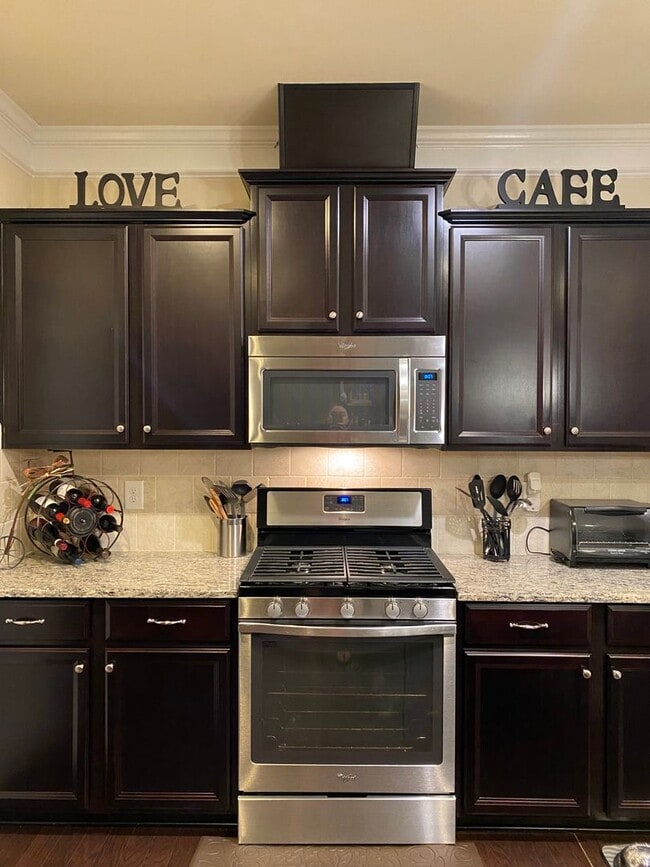 Building Photo - Beautiful 3 Bedroom, 2.5 bath with 2 Car Garage in Thompson Ridge!