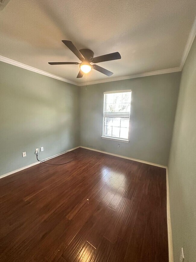 Building Photo - 3 BD/2.5 BA AVAILABLE IN GATED COMMUNITY I...