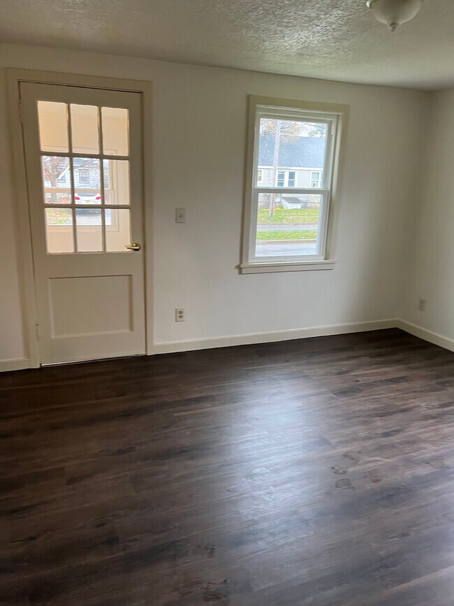 Building Photo - 375 E Park Dr