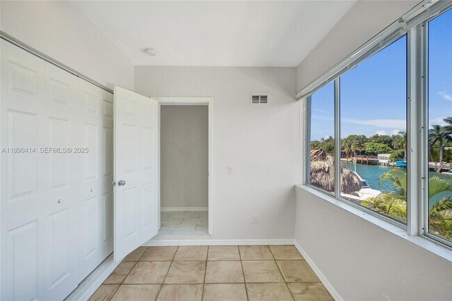 Building Photo - 1945 Calais Dr