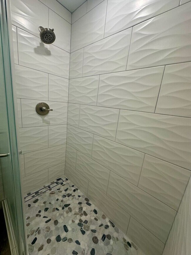 Building Photo - COMING SOON--Newly remodeled 2 bedroom 1 bath apartment 4 blocks from the beach