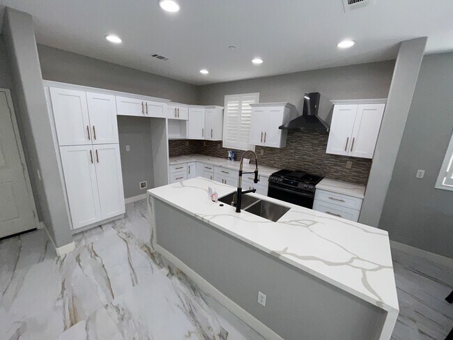 Building Photo - 10950 Mayberry St