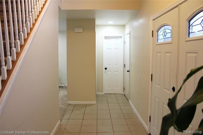 Building Photo - 6586 Carriage Hills Dr
