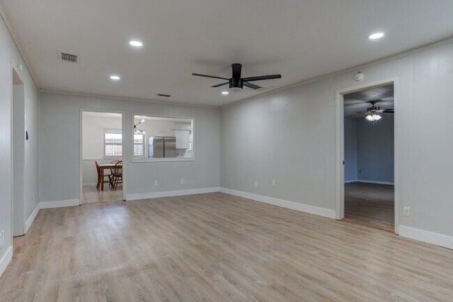 Building Photo - 4 Bed 3 Bath Pre-lease in Central Lubbock!!!