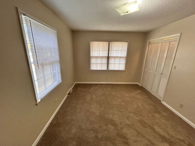 Building Photo - 3 Bedroom, 2 Bathroom Brick Home