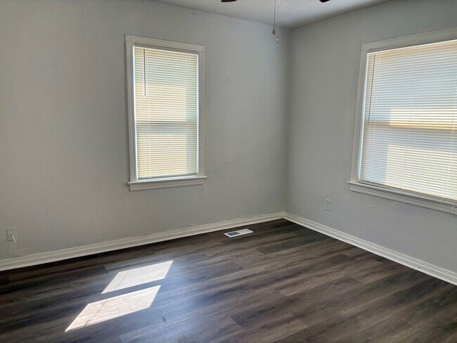 Building Photo - 2316 Miramar Blvd