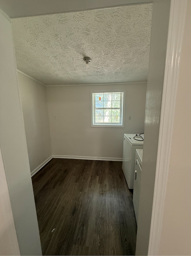 Building Photo - Spacious 3 Bedroom Home with 3 Full Baths – Move-In Ready!