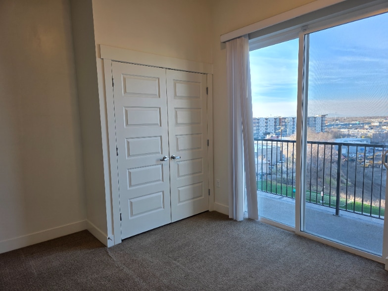 Building Photo - 196 W Vine St