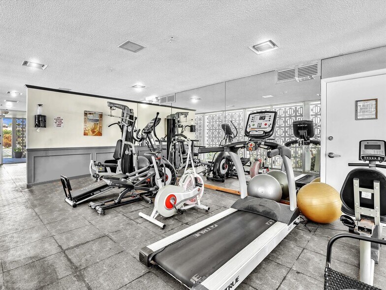 Building Photo - 3020 NE 16th Ave