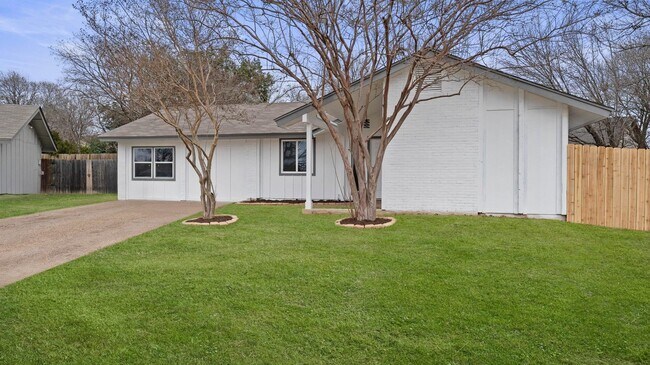 Building Photo - 1112 Village Green Dr