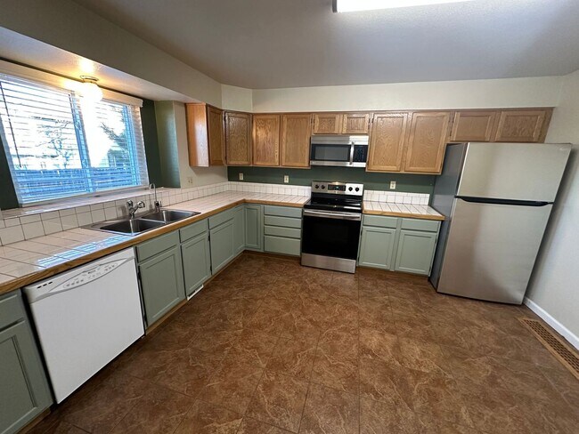 Building Photo - 4 Bed 4 Bath in Constitution Hills!!