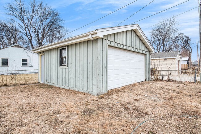 Building Photo - Completely Renovated 2 Bedroom House!