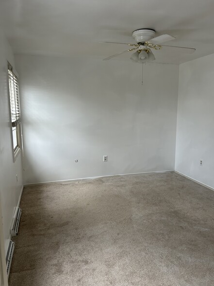 Building Photo - 19 Sycamore Dr