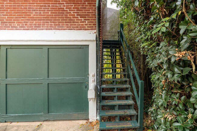 Building Photo - Quaint 1 Bedroom/1 Bathroom Cottage Style Apartment in Richmond ***Available NOW*** MULTIPLE APPS...