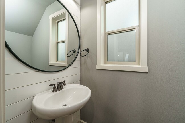 Building Photo - Stunning Salmon Creek Gem for Rent! - 3 Be...