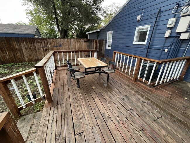 Building Photo - 2 Bed, Charm and All Bills Paid!