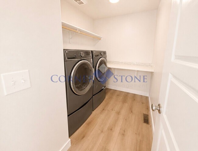 Building Photo - Brand New Home with Stunning Finishes!