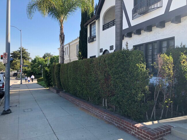 Building Photo - 1106 S Doheny Dr