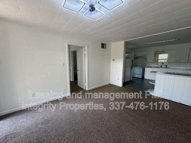 Building Photo - 105 N Cemetery St