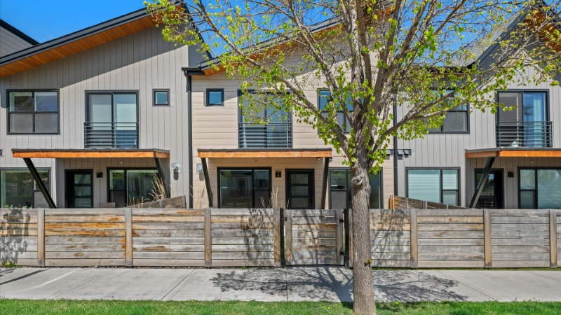 Building Photo - 1010 E 7th St