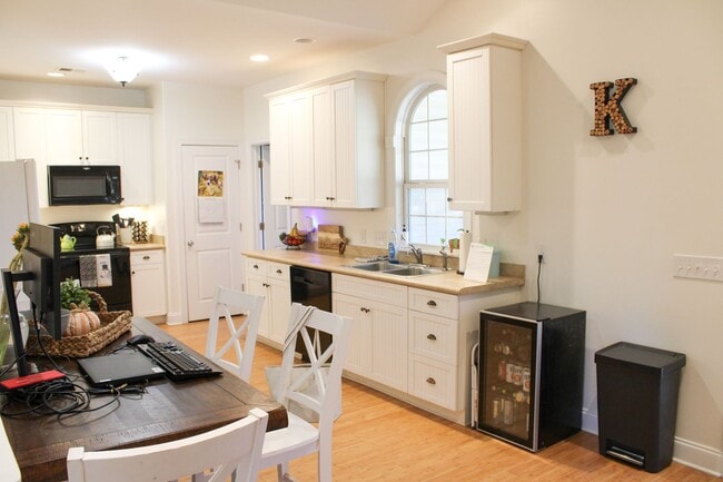 Building Photo - Charming 3BD, 2BA home with spacious yard and screened in porch