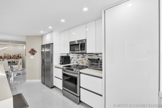 Building Photo - 550 S Ocean Blvd