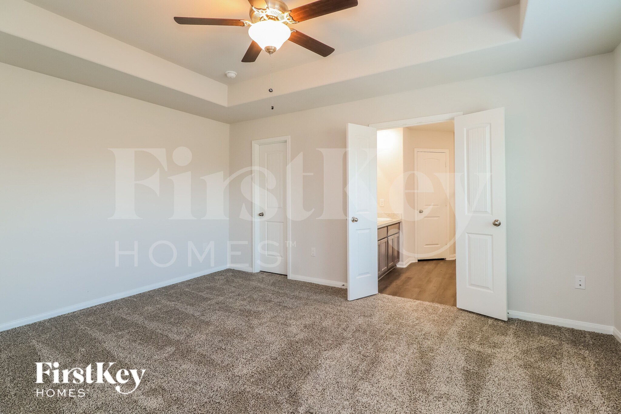 Building Photo - 14725 Country Club Dr