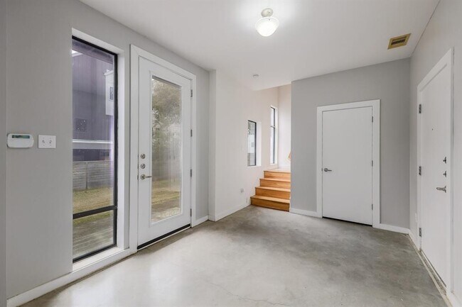 Building Photo - 6000 S Congress Ave