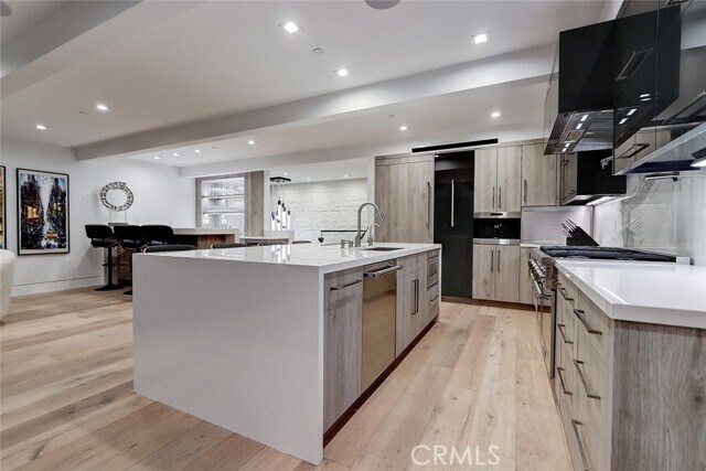 Building Photo - 1208 The Strand