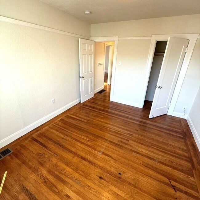 Building Photo - Sunlit 3-Bed, 2-Bath Home Steps from Balbo...