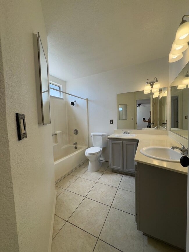 Building Photo - Located in a great neighborhood 4Bdm 2Ba Home With 2Car Garage