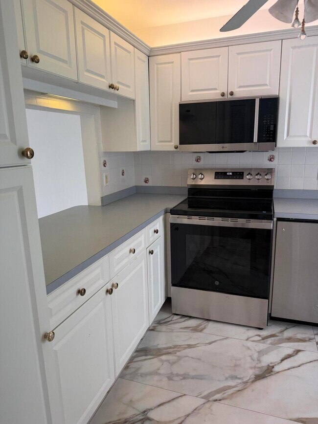 Building Photo - 1100 Pine Dr