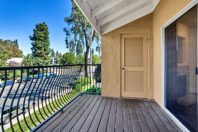 Building Photo - Great Two Bedroom Corner Unit in Villa Tos...
