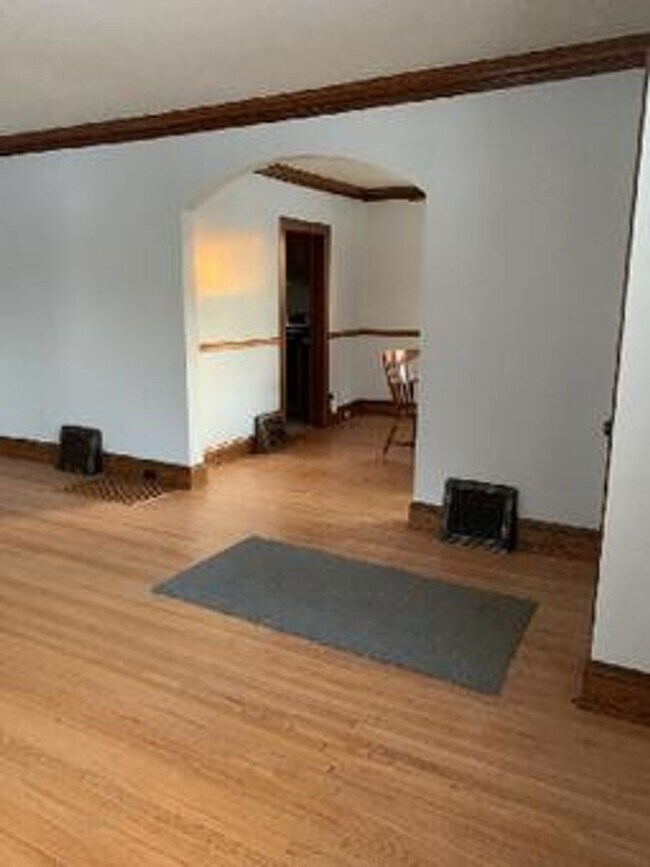 Building Photo - AVAILABLE AUGUST -  3 BED 2 BATH