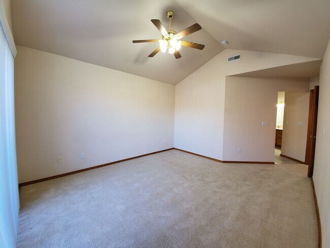 Building Photo - 427 Columbia Point Dr