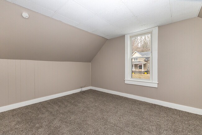 Building Photo - 910 W Locust St