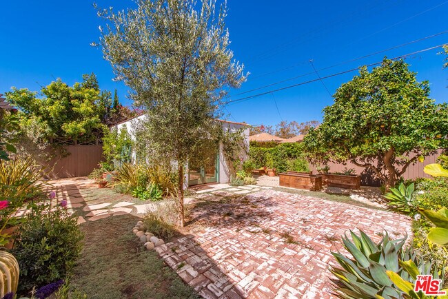 Building Photo - 1039 Hi Point St