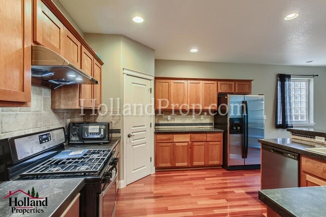 Building Photo - Bright & Spacious 3-Bedroom Hillsboro Home Backing to Green Space!