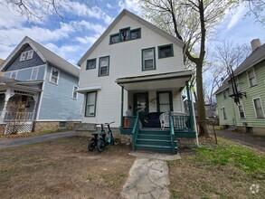 Building Photo - Large 5 Bedroom 2 Bath Single Family Home!...