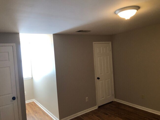 Building Photo - r3561
