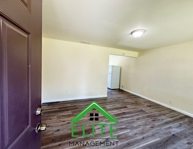 Building Photo - Charming and Updated Townhome in the Heart...