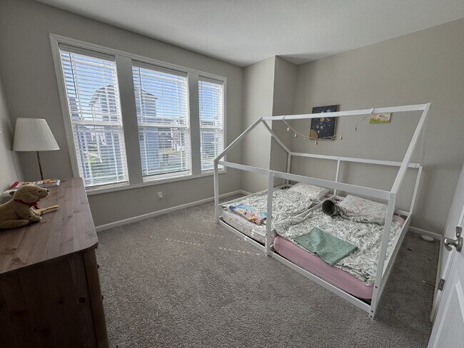 Building Photo - 8056 Central Park Way