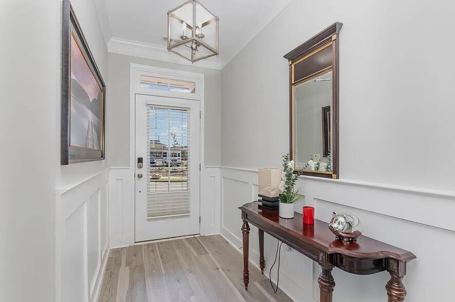 first floor entry door - 1006 Gateway Commons Cir