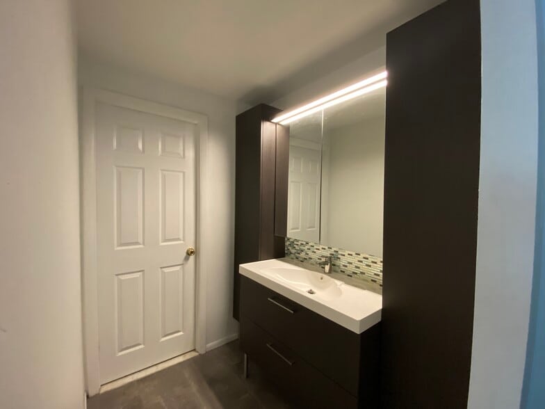 Building Photo - 919 Putnam Blvd