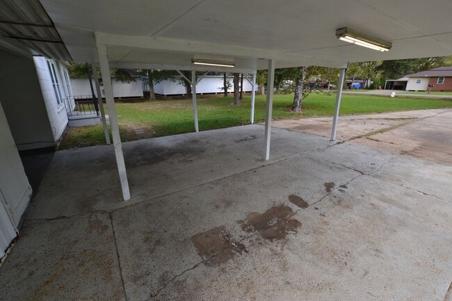 Building Photo - Updated, 3 bedroom, 2 bath home on treed l...