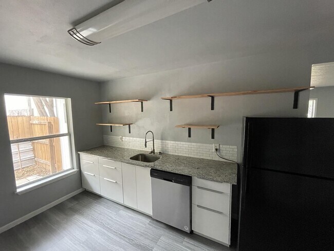 Building Photo - 258 Cresham Dr